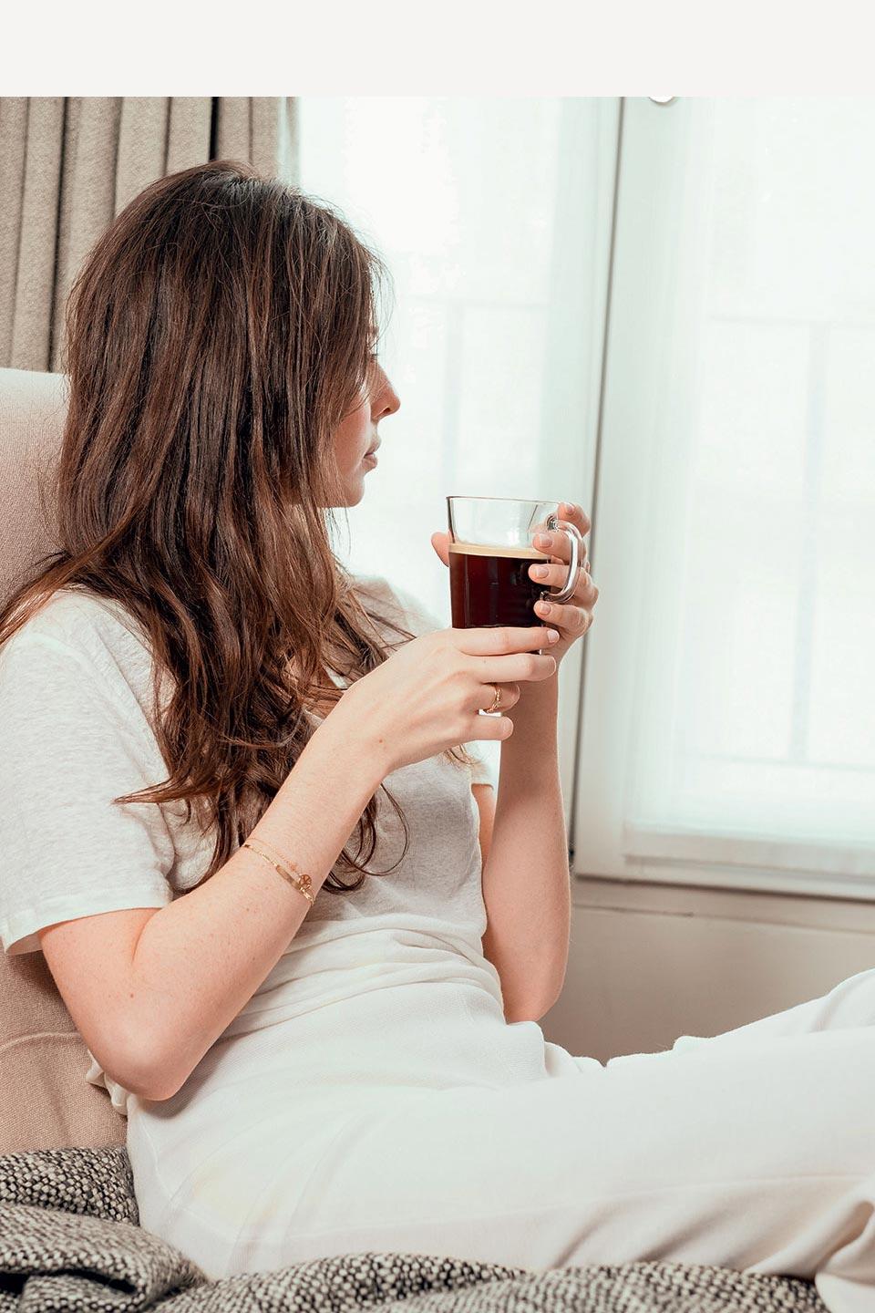 https://nestle-nespresso.com/sites/site.prod.nestle-nespresso.com/files/styles/crop_freeform/public/lady_drinking_coffee.jpg?itok=9yHzvREL